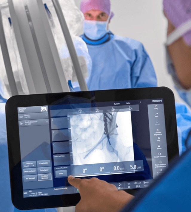 eine Person, die ein Tablet verwendet