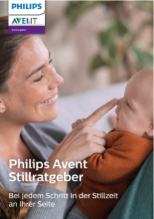 eine Frau, die ein Baby hält