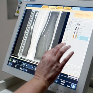 eine Hand berührt einen Computerbildschirm