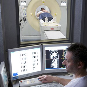 ein Mann schaut einen Mann in einem CT-Scanner an