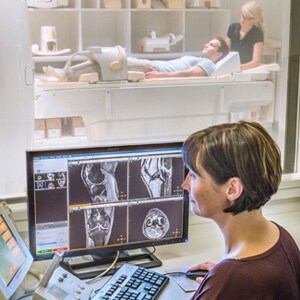 Eine Frau sieht auf einen Computerbildschirm