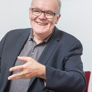 ein Mann in einem Anzug