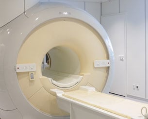 ein großer weißer CT-Scanner