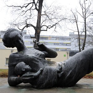 eine Statue einer Frau, die ein Baby hält