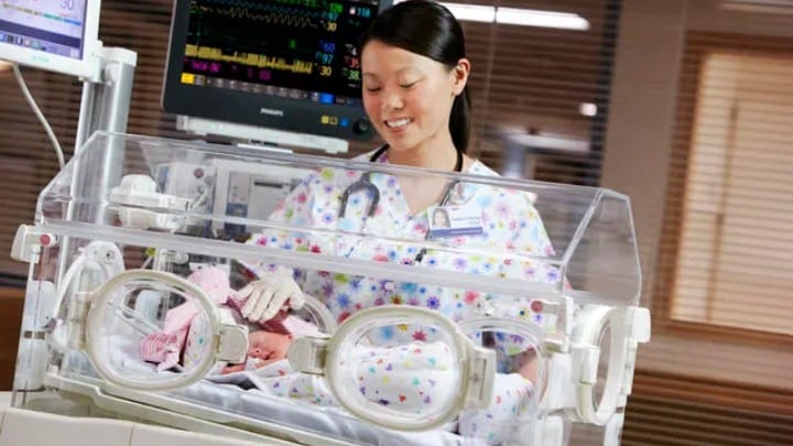 Arzt, der den Radiologiebericht analysiert