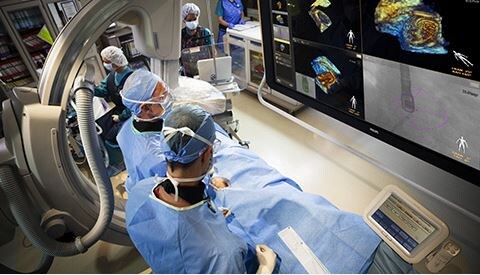 Des cliniciens surveille les données d’un patient dans la salle d’opération