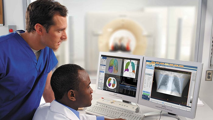 Des cliniciens analysent des images de scanner haute résolution