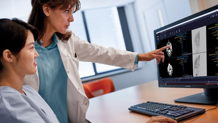 Radiologen zeigen auf Bildschirm