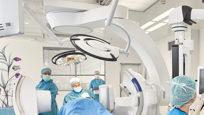 Neurochirurg, der eine Operation durchführt.