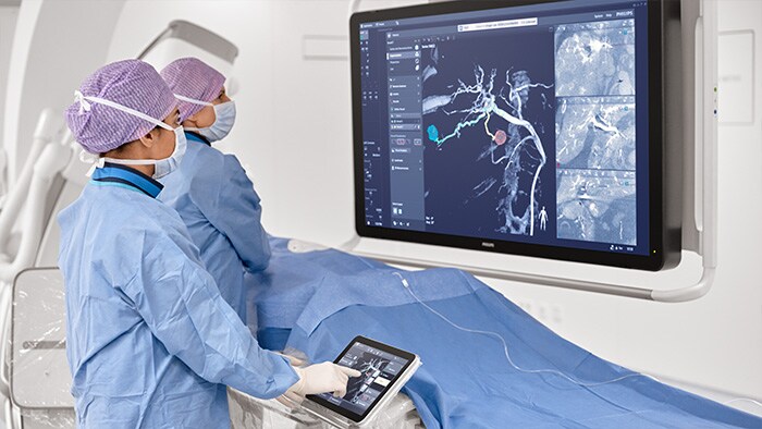 eine Gruppe von Personen, die chirurgische Masken tragen und ein Tablet