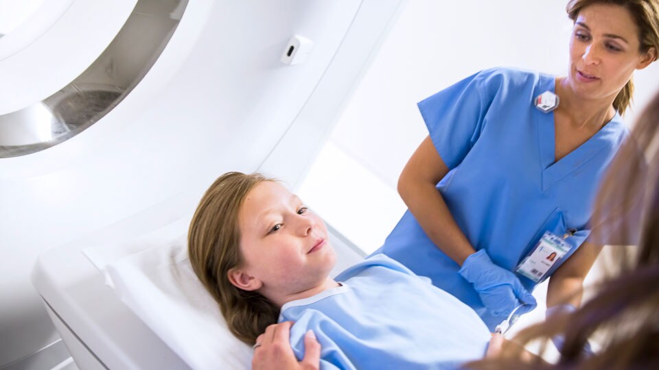 Foto eines Klinikers und eines Patienten mit dem Spektral-Detektor-CT-System