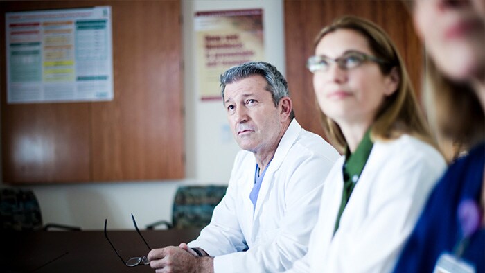 ein Mann und eine Frau in weißen Laborkitteln