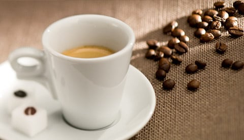 Une tasse de café et des grains de café