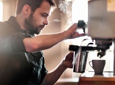 Un barista préparant un café