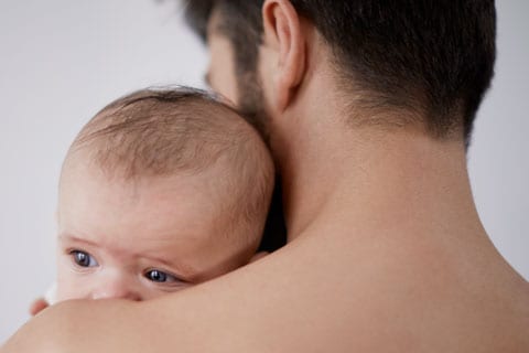 Reflux du nourrisson : symptômes et solutions