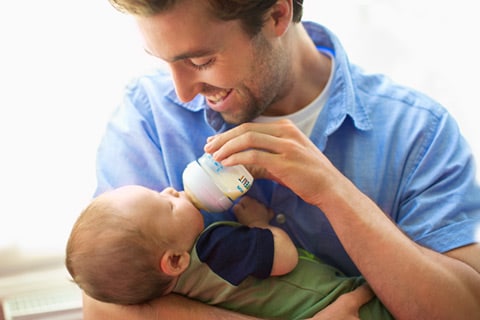Baby an den Schoppen gewöhnen: Tipps & Tricks