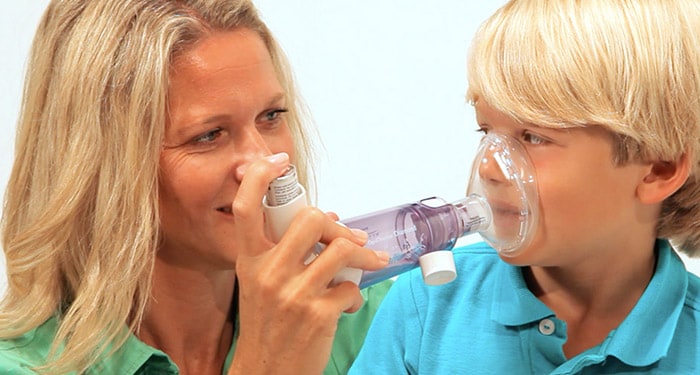 Utiliser une chambre d'inhalation chez un enfant 