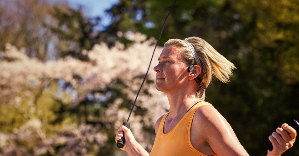 Sportler trägt Kopfhörer mit Knochenleitungsübertragung