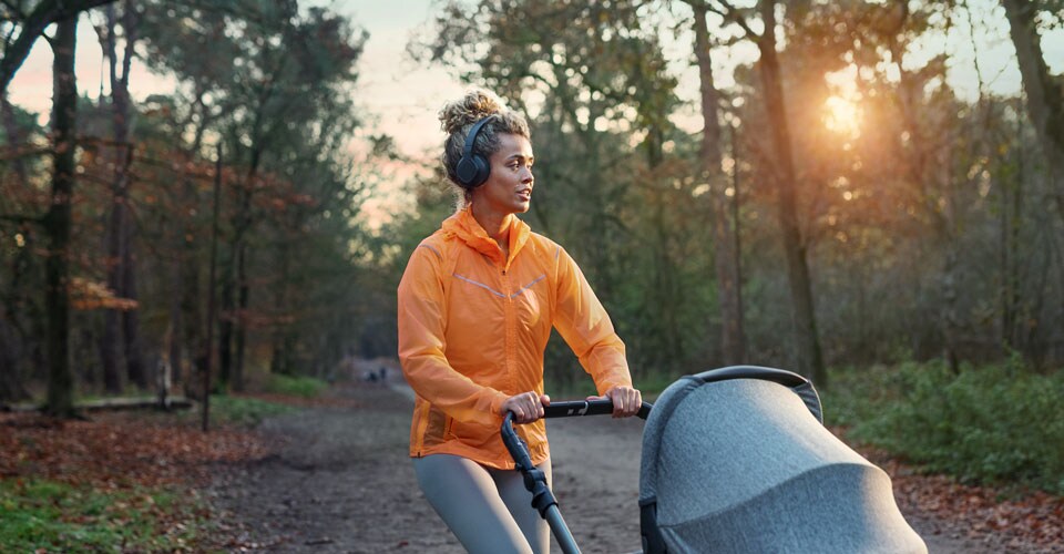 Sportler nutzt On-Ear-Kopfhörer beim Spaziergang
