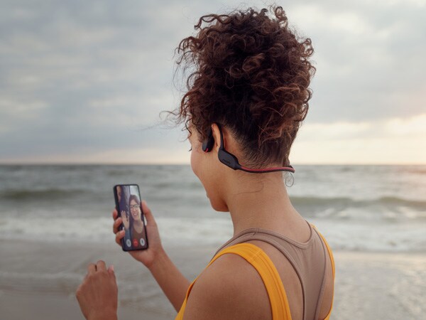 Femme profitant de la qualité audio exceptionnelle d'un casque à conduction osseuse Philips