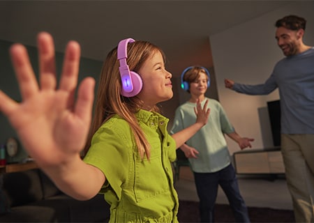 Kinder genießen Musik mit den Philips On-Ear-Kopfhörern