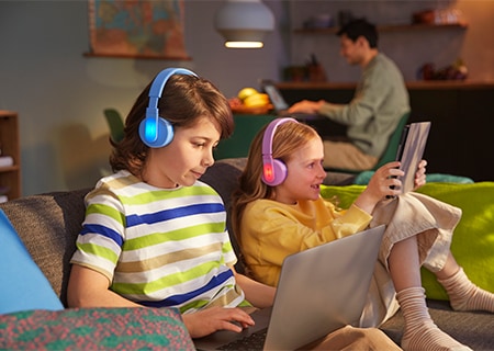 Kinder verwenden ihre Philips On-Ear-Kopfhörer mit farbiger, aufleuchtender Bedienfunktion