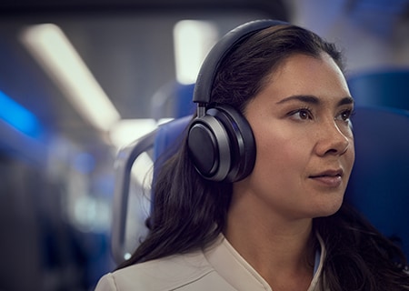 Frau genießt Noise Cancelling Pro+ mit Philips L4-Kopfhörern