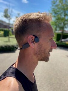 Coureur avec casque à conduction osseuse