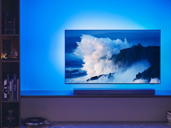 Philips Ambilight TV und Soundbar aufeinander abgestimmt