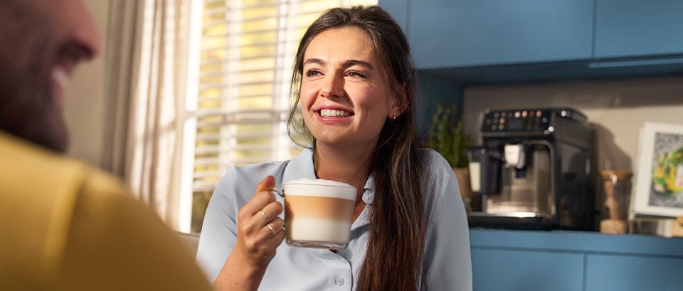 Faire Du Lait Mousseux Avec Un Mousseur à Lait Sur Un Tableau