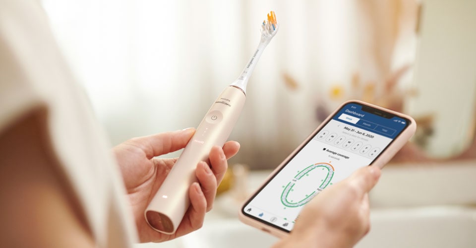 Eine Person benutzt die Philips Sonicare Zahnbürste mit der Smart-App.