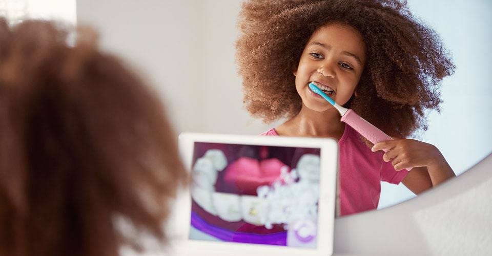 https://philips.dam.aprimo.com/dam/contentitems/90d71e29ad50475385e0aab10121c2e9  Image alt text: Kleines Kind, das mit der Philips Sonicare For Kids und der App die richtige Putztechnik übt.
