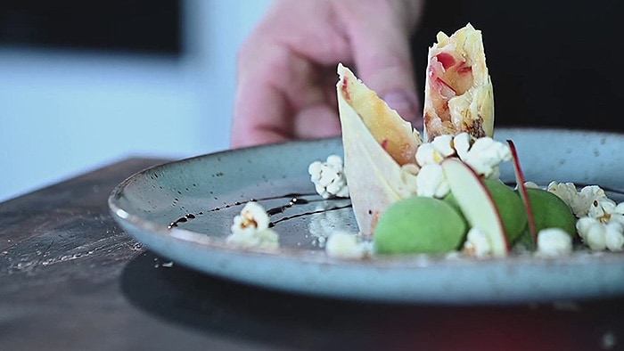 Apfel-Rhabarber-Strudel im Airfryer, serviert mit Popcorn und Basilikum-Joghurteis