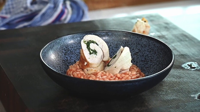 Kräuter-Hühnchen im Airfryer zubereitet, serviert mit Tomatenrisotto