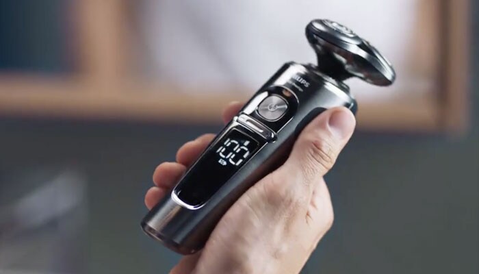 Nahaufnahme eines Philips S9000 Prestige Nassrasierers während der Vorbereitung auf die Rasur.
