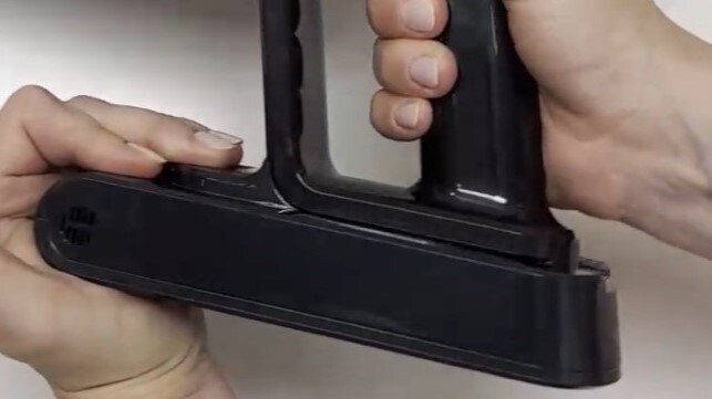 Miniaturbild für das Video, in dem der alte Akku entnommen und in einen Plastikbeutel gelegt wird