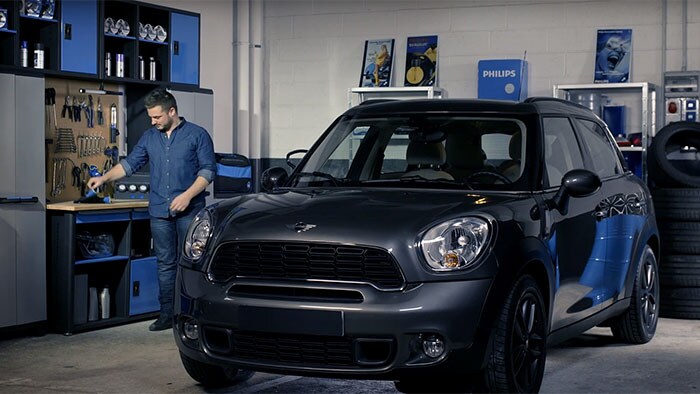 So tauschen Sie Scheinwerferlampen an Ihrem Mini Cooper Countryman aus