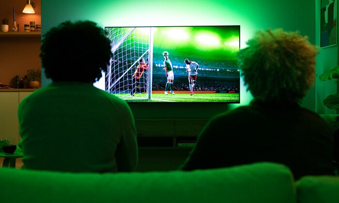 Ein Fußballspiel auf einem Philips TV