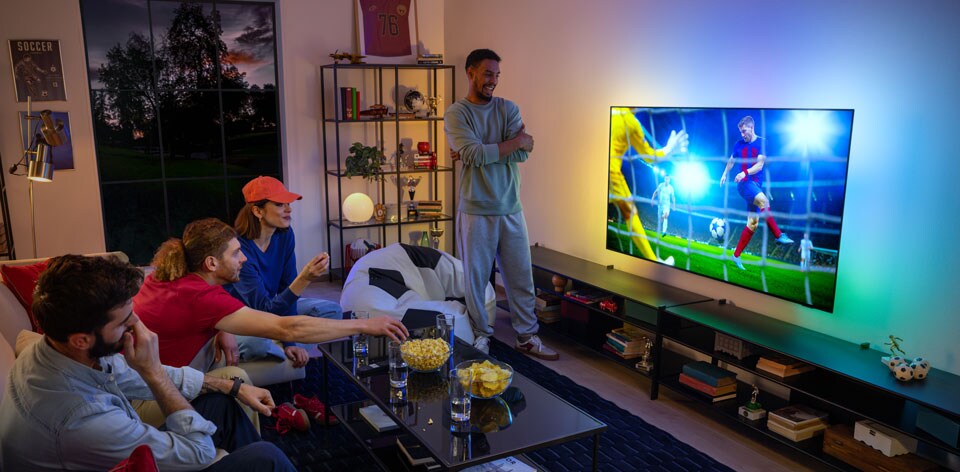 Sehen Sie sich die Spiele auf hochwertigem Ambilight-Fernseher an