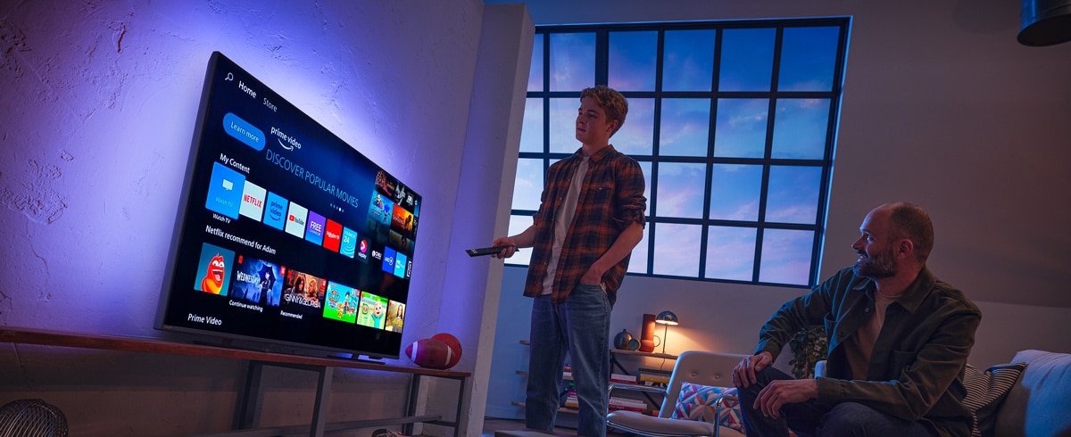 Ein Mann wählt eine App auf dem Philips Smart TV aus