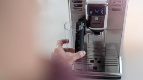 La série de machines à café 5000 entièrement automatiques Philips avec carafe à lait LatteGo