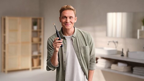 Matthias Schweighöfer zeigt wie es mit Philips Sonicare geht