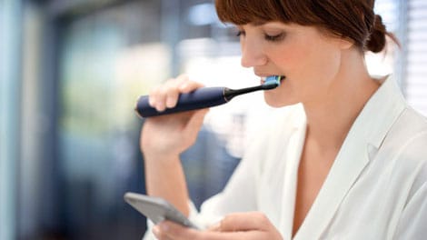 Zahnbürste mit Köpfchen: Die neue Philips Sonicare DiamondClean Smart denkt mit beim Zähneputzen